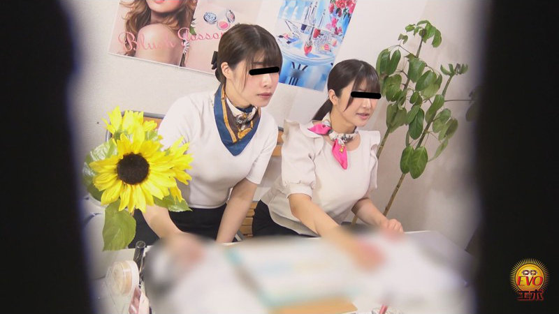 可憐な美容部員の肛門から極太ウンチが捻り出される瞬間をトイレ盗撮!